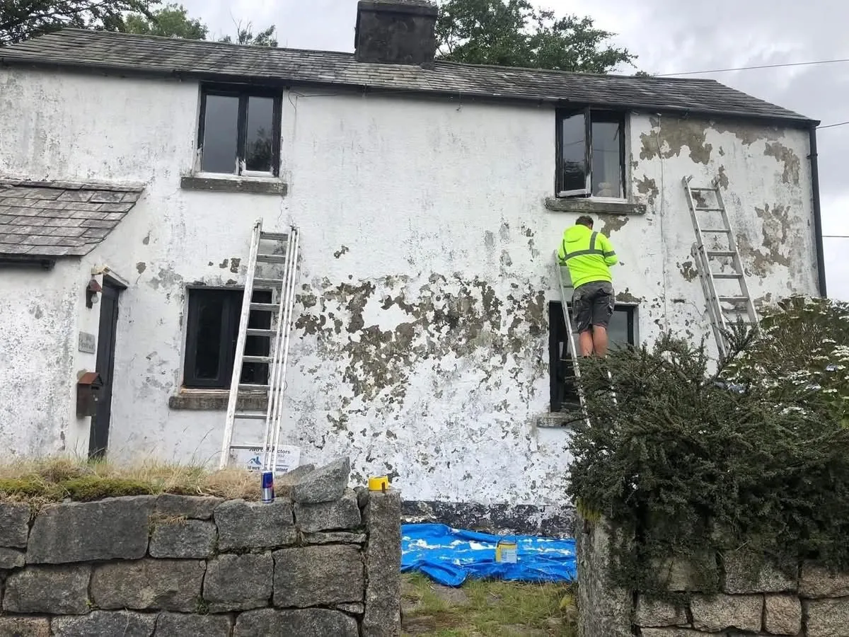 Cottage with blown, flaking render before repair in Wadebridge